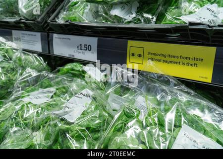 Londra, Regno Unito, 6 ottobre 2023: Un segno è rivolto a potenziali acquirenti Sainsbury's Clapham Branch. I supermercati hanno recentemente spaventato gli elevati livelli di taccheggio che causano loro problemi, che sono stati visti sia come un sintomo del costo della crisi di vita sia come la mancanza di risorse di polizia per affrontare la questione. Anna Watson/Alamy Live News Foto Stock