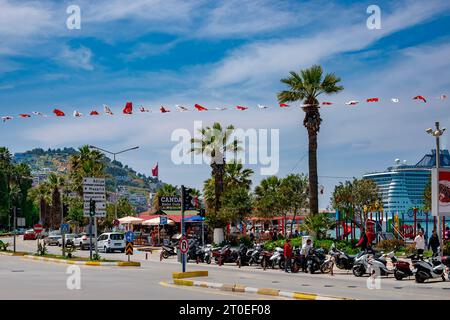 Strada principale, centro città e porto per crociere a Kusadasi, Aydin, Turchia Foto Stock