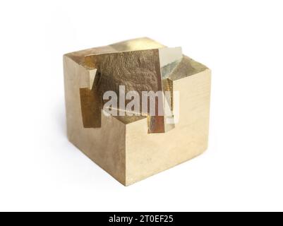 Cubo di pirite isolato da Navajun, Spagna. Cubi geometrici dorati, minerali o pietre preziose, noti anche come oro del pazzo. Usato per il suo fisico, mentale ed emo Foto Stock