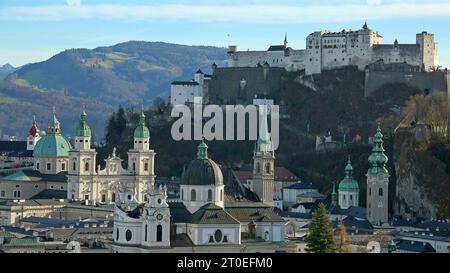 Vista da Mönchsberg sulla città vecchia con la cattedrale, la chiesa collegiale e la fortezza di Hohensalzburg, Salisburgo, Austria Foto Stock