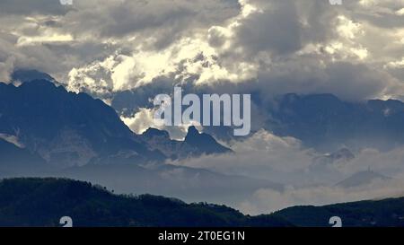 Alpi Apuane con le cave di Carrara al mattino, provincia di massa-Carrara, Parco Nazionale dell'Appennino Tosco-Emiliano, Toscana, Toscana, Italia Foto Stock