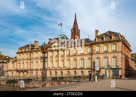 Palais Rohan sull'Ill e la Cattedrale di Strasburgo, Strasburgo, Alsazia, Bas-Rhin, Grand Est, Alsazia-Champagne-Ardenne-Lorena, Francia Foto Stock