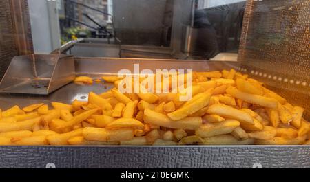 Patatine britanniche in vendita nel tradizionale negozio di fish and chip, Regno Unito Foto Stock