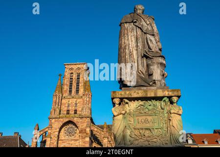 Monumento al Maresciallo Lobau e alla Chiesa dell'assunzione, eglise Notre-Dame de l'Assomption, Phalsbourg, Departement Moselle, Grand Est, Francia Foto Stock