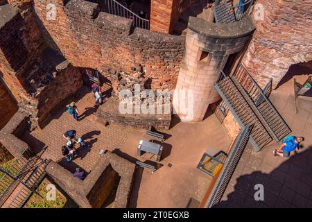 Rovine del castello di Montclair, sentiero escursionistico Saar Loop, Saar-Hunsrück Dream Loops, Mettlach, Saar, Saar Valley, parco naturale Saar-Hunsrück, Saarland, Germania Foto Stock