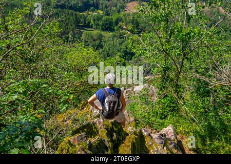 Escursionista sul sentiero escursionistico Saarschleife-Tafeltour, Traumschleifen Saar-Hunsrück, Mettlach, Saar, Saartal, parco naturale Saar-Hunsrück, Saarland, Germania Foto Stock