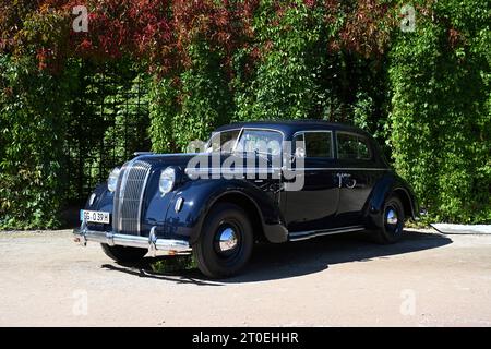 Schwetzingen, Baden-Wuerttemberg, Germania, Concours d'Elegance nel parco del castello, Opel Admiral, 3623 cc 75 hp, anno di produzione 1939 Foto Stock