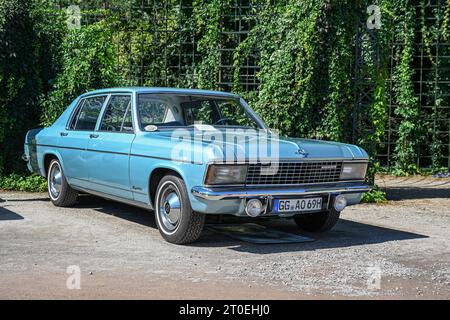 Schwetzingen, Baden-Wuerttemberg, Germania, Concours d'Elegance nel parco del castello, Opel Kapitän, 2874cc 132 hp, anno 1969 Foto Stock