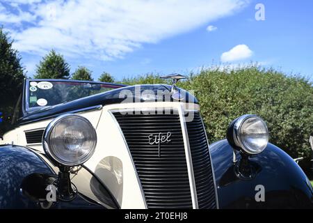 Schwetzingen, Baden-Wuerttemberg, Germania, Concours d'Elegance nel parco del castello, Ford tipo Eifel, corpo di Gläser Dresda, anno 1937, 1172 ccm, 34 hp. Foto Stock