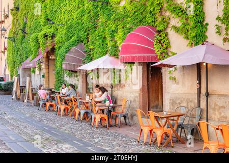 Street Cafe nel centro storico di Bosa, provincia di Oristano, Sardegna, Italia Foto Stock