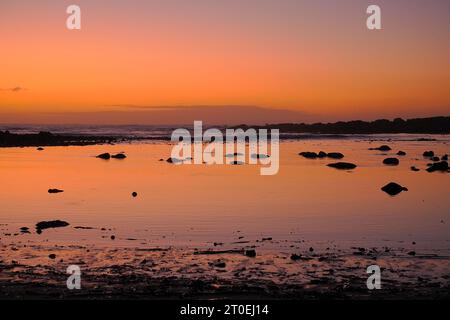 Tramonto a Jacobsbaai, sulla costa occidentale del Capo, Sudafrica. Foto Stock