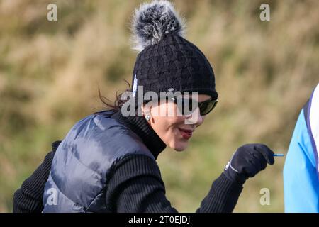 Kingsbarns Fife, Regno Unito. 6 ottobre 2023. Al Dunhill Links Championship Catherine Zeta Jones si diverte (Photo Credit: David Mollison/Alamy Live News Foto Stock