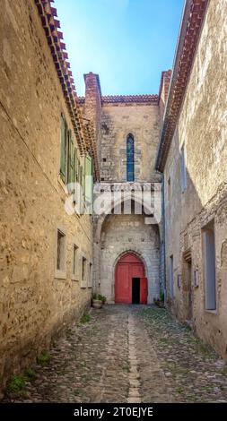 Chiesa parrocchiale di Saint Michel a Lagrasse. Costruito nel XIV secolo in stile gotico. Monumento storico. Più beaux Villages de France. Foto Stock