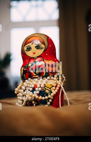 Personaggio Matryoshka pieno di collane di perle Foto Stock