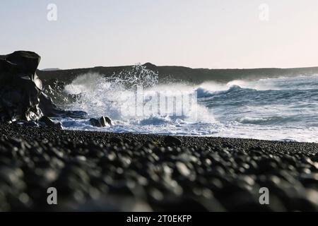 Spiaggia solitaria di vulcano nero con mare tempestoso a Lanzarote, in Spagna Foto Stock