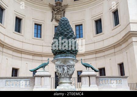 ROMA, VATICANO - 9 MARZO 2023: Si tratta di un frammento di una fontana con un gigantesco cono di pino antico in bronzo nella Corte del pino. Foto Stock