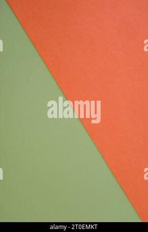 Carta colorata in tonalità di terra disposta come triangoli, che divide in modo ordinato l'immagine Foto Stock