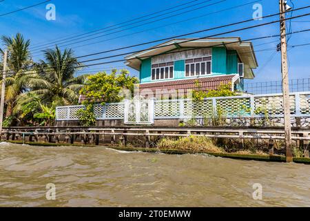 Case sul fiume, mercato galleggiante, mercato galleggiante Damnoen Saduak, Ratchaburi, Bangkok, Thailandia, Asia Foto Stock