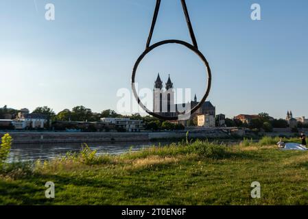 Cattedrale di Magdeburgo, air hoop, acrobazie, Magdeburgo, Sassonia-Anhalt, Germania Foto Stock