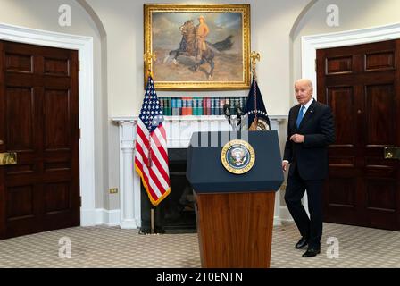 Washington, Stati Uniti. 6 ottobre 2023. Il presidente Joe Biden pronuncia osservazioni sul rapporto di lavoro di settembre e sulla giornata nazionale della produzione nella sala Roosevelt alla Casa Bianca venerdì 6 ottobre 2023. Foto di Leigh Vogel/Pool/Sipa USA credito: SIPA USA/Alamy Live News Foto Stock