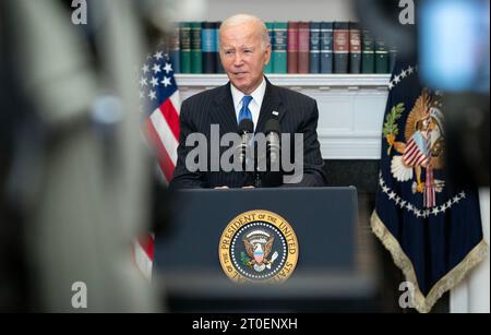 Washington, Stati Uniti. 6 ottobre 2023. Il presidente Joe Biden pronuncia osservazioni sul rapporto di lavoro di settembre e sulla giornata nazionale della produzione nella sala Roosevelt alla Casa Bianca venerdì 6 ottobre 2023. Foto di Leigh Vogel/Pool/Sipa USA credito: SIPA USA/Alamy Live News Foto Stock