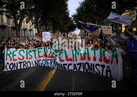 I manifestanti dello sciopero del clima tengono uno striscione durante una manifestazione organizzata da Fridays for Future Movement contro l'azione del governo contro il crollo climatico e l'inquinamento ambientale. Torino Italia Copyright: xNicolòxCampox credito: Imago/Alamy Live News Foto Stock