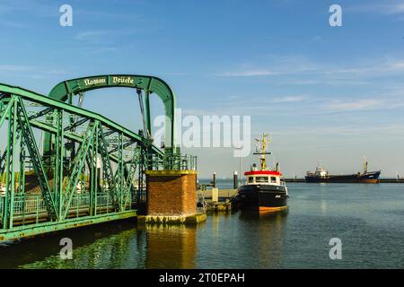 ponte di nassau e nave 'argus' al molo nel porto di wilhelmshaven. Foto Stock