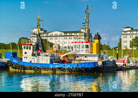 Scena del porto con navi al molo di Wilhelmshaven Foto Stock