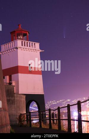 Ecco una foto della Cometa NEOWISE del 2020 vista dal faro di Brockton Point a Vancouver, British Columbia. Foto Stock