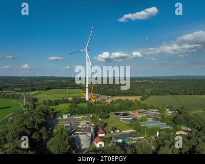 Dorsten, Renania settentrionale-Vestfalia, Germania - costruzione di una turbina eolica. Parco eolico grosse Heide. Di fronte a Klaeranlage Dorsten-Wulfen. Foto Stock