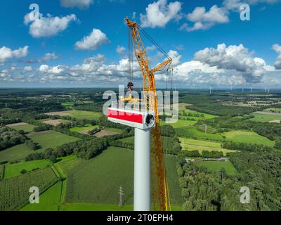 Dorsten, Renania settentrionale-Vestfalia, Germania - costruzione di una turbina eolica, la prima turbina eolica del parco eolico grosse Heide. Un grande cran mobile Foto Stock