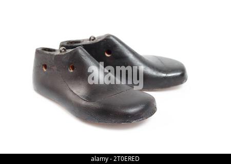 Scarpa vintage isolata dalla taglia di un bambino. Paio di stampi per scarpe ciabatte in legno scuro per bambini. Utilizzato da produttori di scarpe o cordwainer per la produzione o il rappresentante Foto Stock