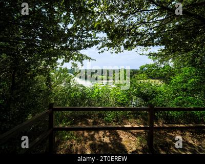 Vista bassa dal Lechhöhenweg tra Landsberg e Pitzling sopra la cucina del Diavolo Foto Stock