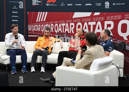 Doha, Qatar. 6 ottobre 2023. (Da L a R): James Vowles (GBR) Williams Racing Team Principal; Andrea Stella (ITA) McLaren Team Principal; Frederic Vasseur (fra) Ferrari Team Principal; e Peter Bayer, AlphaTauri Chief Executive Officer, alla conferenza stampa FIA. 06.10.2023 Formula 1 World Championship, Rd 18, Qatar Grand Prix, Doha, Qatar, giorno di qualificazione. Il credito fotografico dovrebbe essere: XPB/Press Association Images. Credito: XPB Images Ltd/Alamy Live News Foto Stock