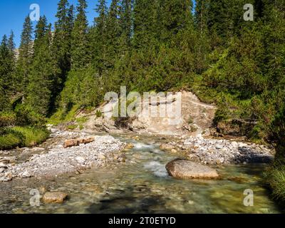 Sul Lechweg sopra il villaggio di Lech am Arlberg Foto Stock