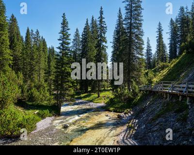 Sul Lechweg sopra il villaggio di Lech am Arlberg Foto Stock