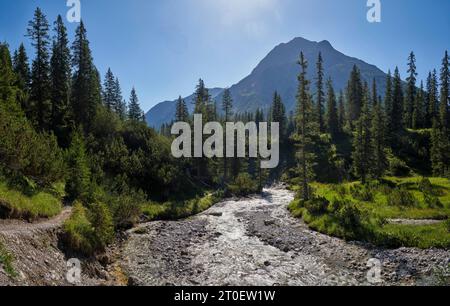 Sul Lechweg sopra il villaggio di Lech am Arlberg Foto Stock