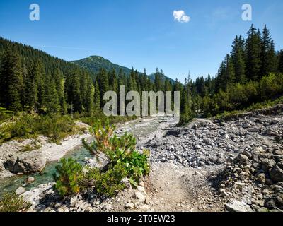 Sul Lechweg sopra il villaggio di Lech am Arlberg Foto Stock