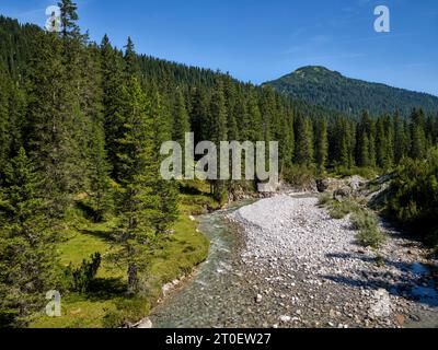 Sul Lechweg sopra il villaggio di Lech am Arlberg Foto Stock