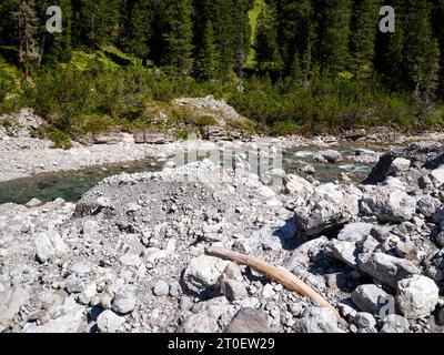 Sul Lechweg sopra il villaggio di Lech am Arlberg Foto Stock