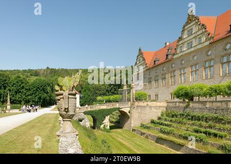 Castello rinascimentale di Weikersheim con giardino barocco nella valle del Tauber, strada romantica, Hohenlohe, valle del Tauber, Baden-Württemberg, Germania Foto Stock