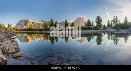 Italia, Veneto, Cortina d'Ampezzo, Belluno, il lago alpino di Limedes, vista panoramica con Lagazuoi e Tofana di Rozes, Dolomiti Foto Stock