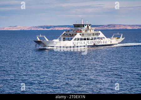 Croazia, Contea di Lika-Senj, comune di Senj, porto di Stinica, traghetto che collega la terraferma con l'isola di Rab Foto Stock