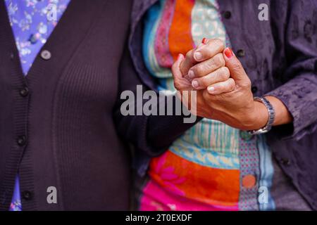 un infermiere irriconoscibile che fornisce supporto a una donna anziana. cura e dipendenza in età avanzata. Signora con demenza. Foto Stock