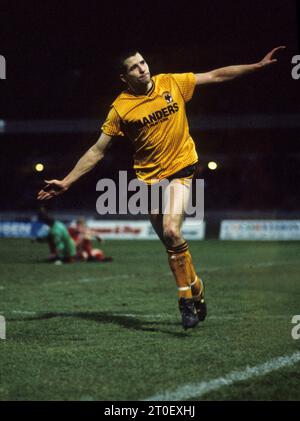 Il calciatore dei Wolverhampton Wanderers Steve Bull festeggia una tripletta contro il Mansfield Town a Molineux il 17 dicembre 1988 Foto Stock