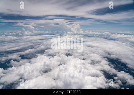 Vista dei cieli principalmente coperti dall'alto delle nuvole Foto Stock