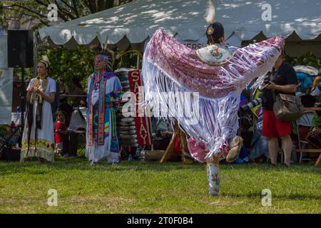 Pow Wow tradizionale in riconoscimento della giornata nazionale dei popoli indigeni del Canada. giornata di ballo, percussioni e spettacoli. Donna che danza Foto Stock