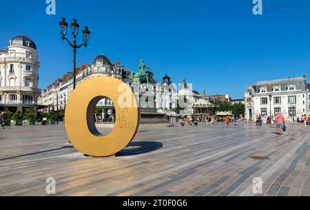 Place du Martroi è la piazza principale nel centro di Orleans. Su di esso si trova la statua equestre di Giovanna d'Arco. Foto Stock