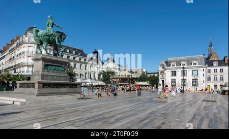 Place du Martroi è la piazza principale nel centro di Orleans. Su di esso si trova la statua equestre di Giovanna d'Arco. Foto Stock