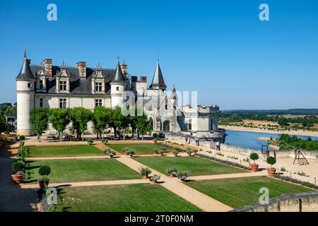 Il castello di Amboise è uno dei castelli più importanti della Loira in termini di storia culturale ed è stato spesso una residenza reale nel XV e XVI secolo. È stato elencato come monumento storico classificato dal 1840. Foto Stock